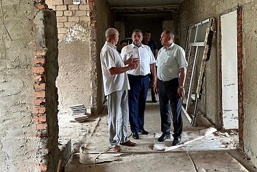 Юрий Цымбалюк проверил ход капремонта Ташлинской районной больницы
